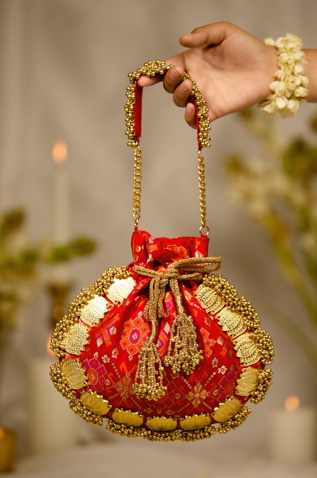 Avika Red (Potli)